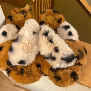 Anthropoligie Cheetah Fuzzy Cozy Slippers M/L